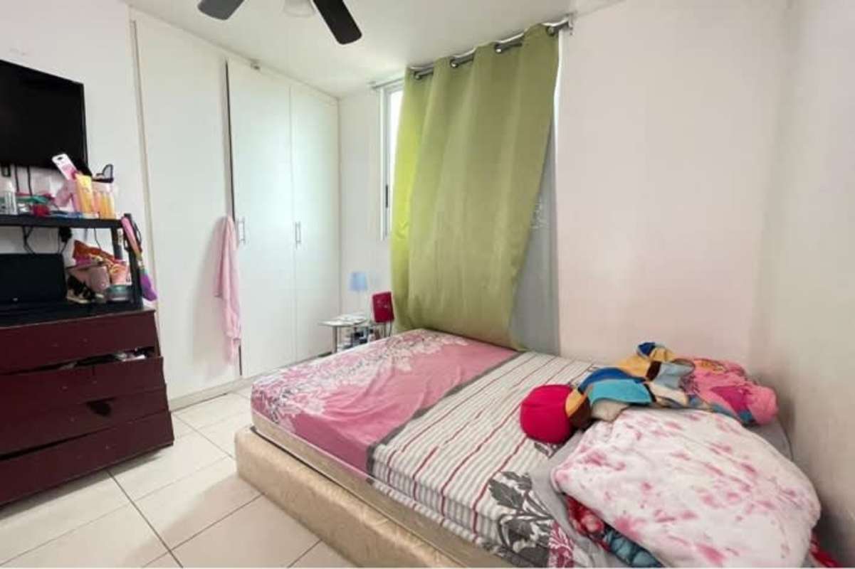 Bedroom with tile floors, built-in closets and ceiling fan PH Parque Lefevre Panama