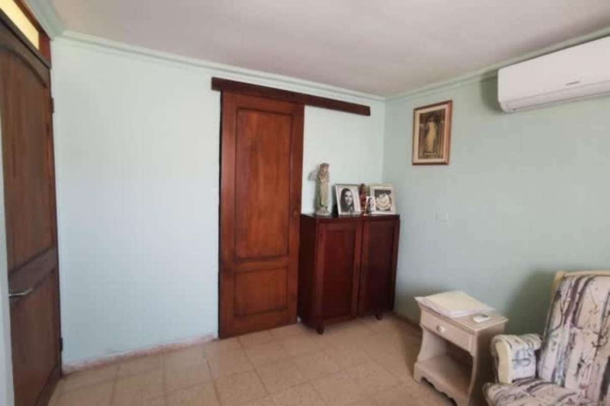 Spacious master bedroom with AC, closet, ample natural light in La Fontana Chanis Panama