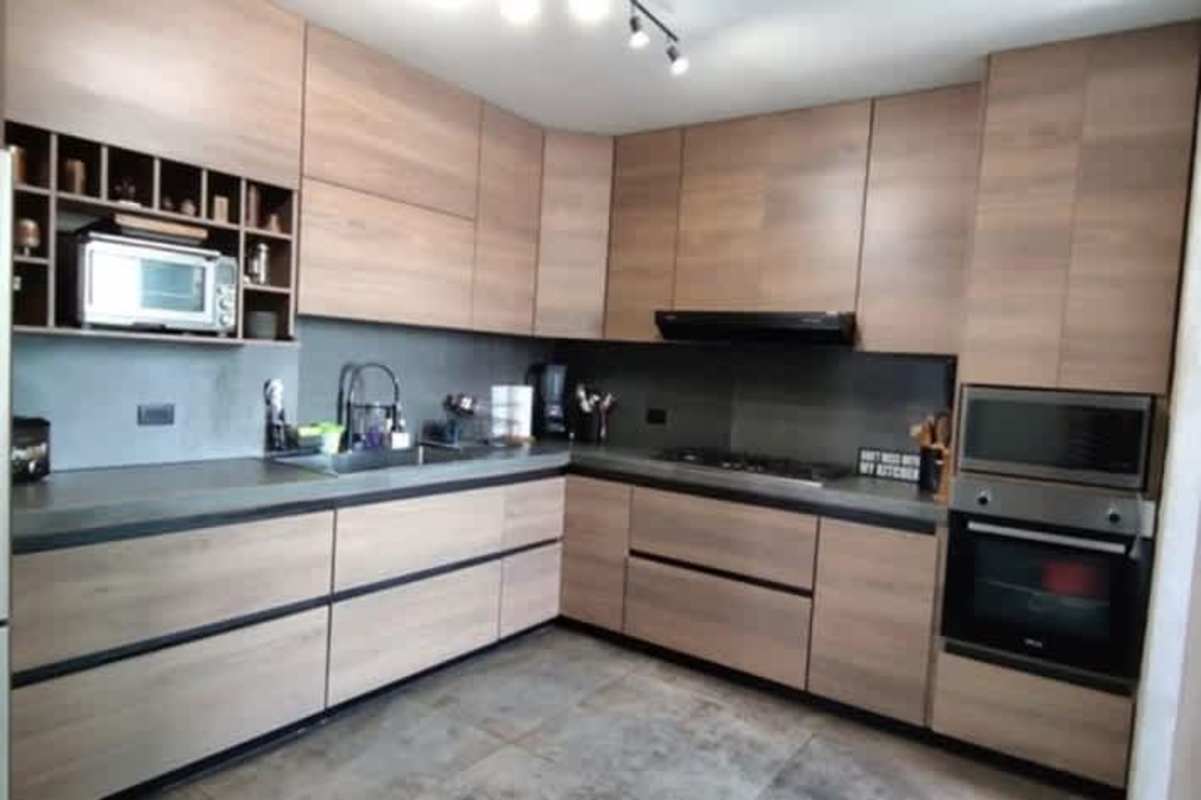 Master bedroom with wood floors, walk-in closet, large windows PH Mirador San Francisco Panama