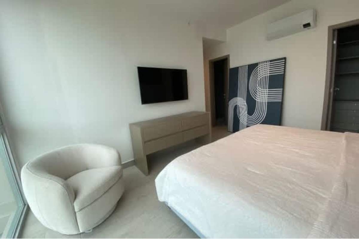 Spacious bedroom with ensuite bath and city views in PH Le Mare Obarrio Panama