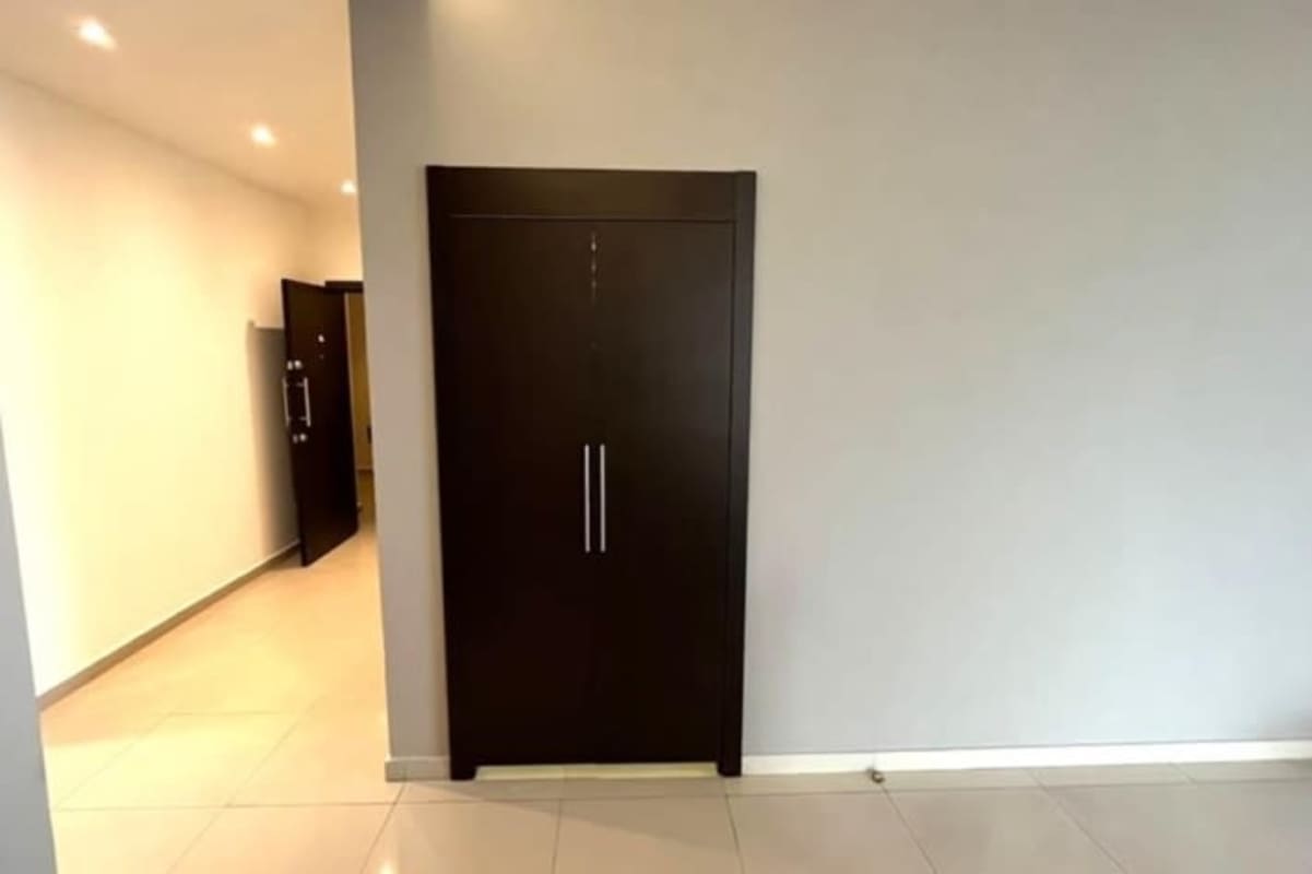 Bright bedroom with built-in closet, AC and large windows at PH Quadrat San Francisco