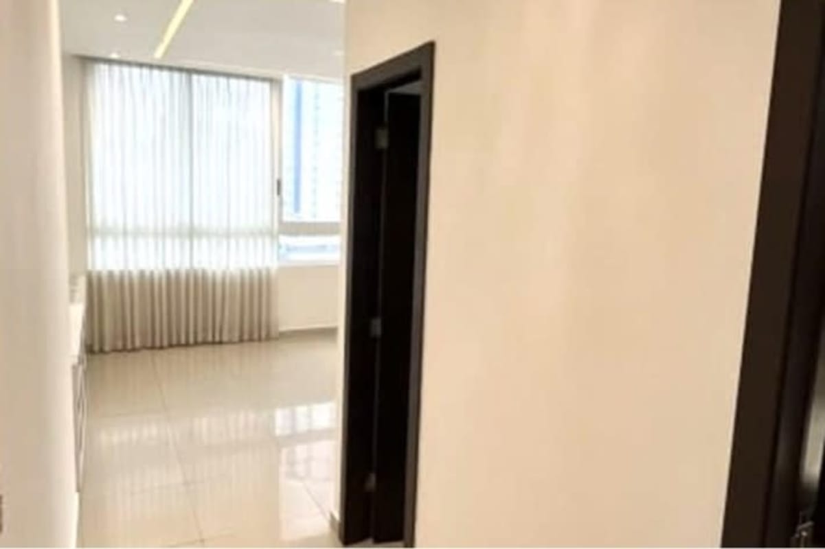 Bright living room with panoramic windows and city skyline in PH Quadrat San Francisco Panama