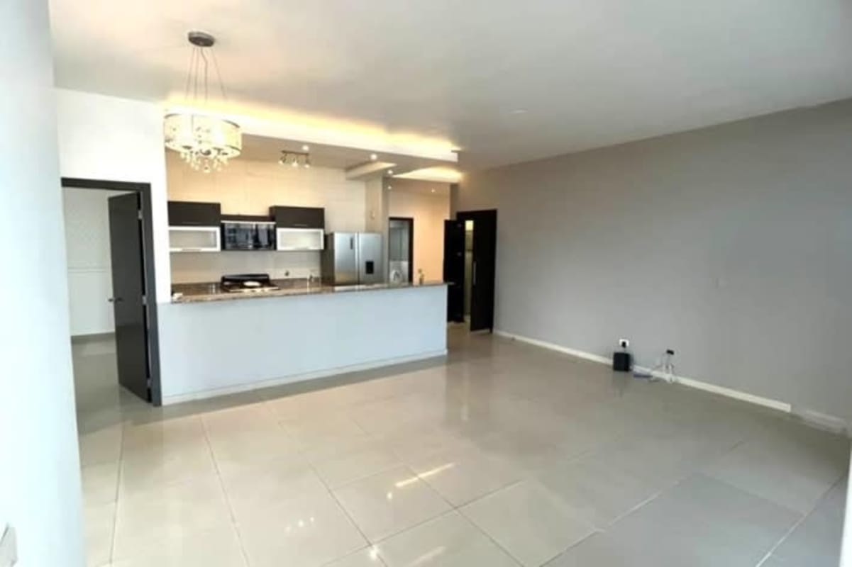 Fully equipped kitchen with granite breakfast bar and appliances in PH Quadrat Panama