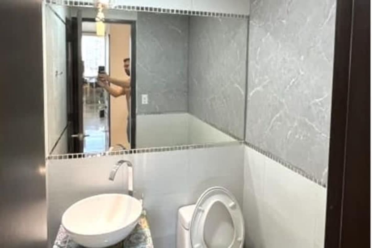 Modern bathroom with glass shower, vanity, and neutral tiles in PH Quadrat Panama