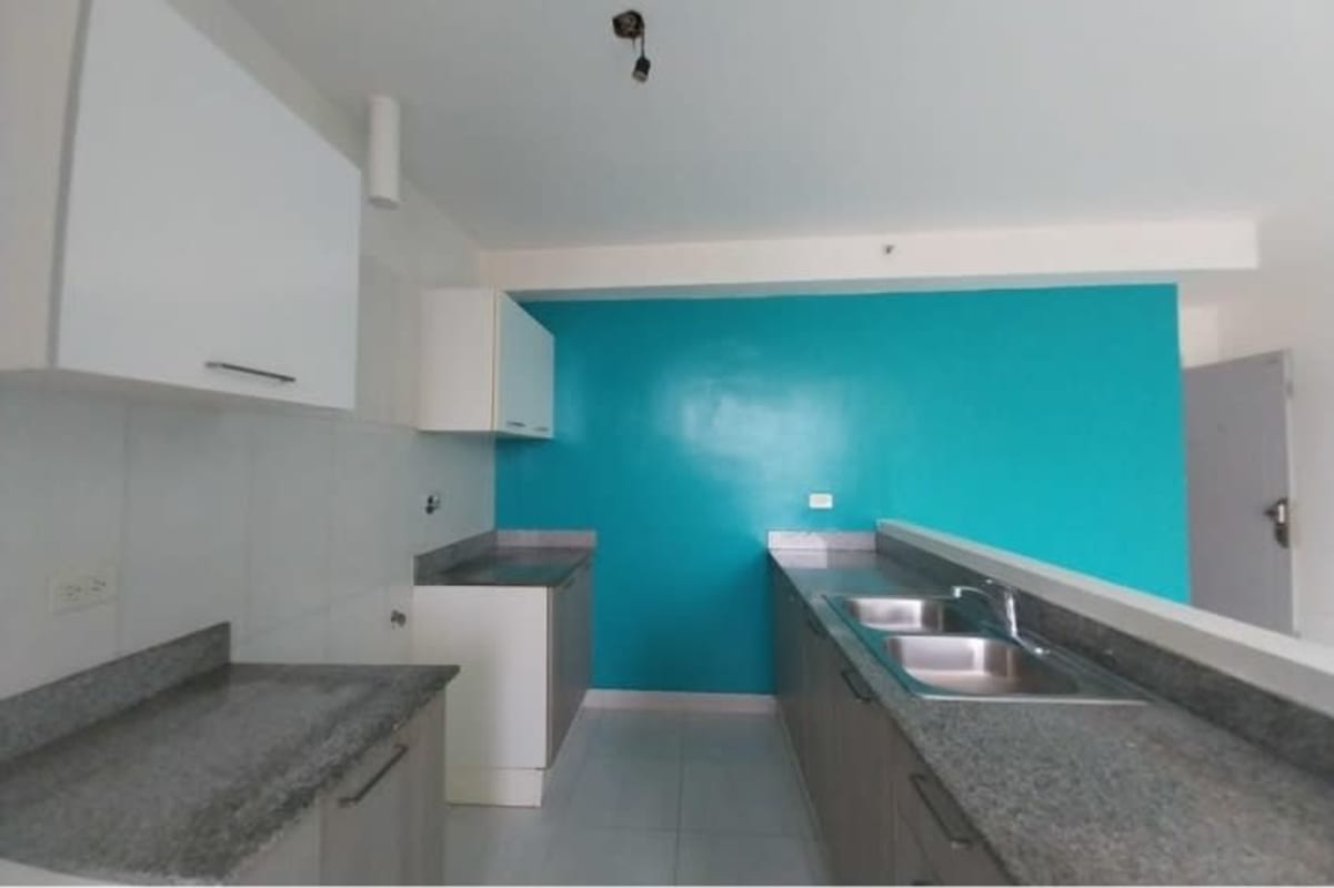 Master bedroom with large window and bright view in PH Metropolitan Carrasquilla Panama