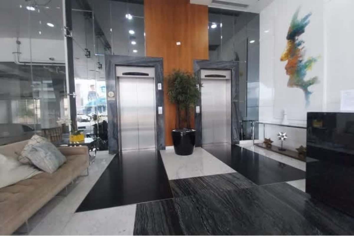 Modern bathroom with glass-enclosed shower in PH Metropolitan Carrasquilla Panama City