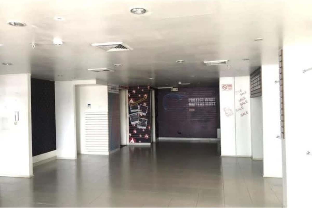 Retail commercial two-level spiral staircase glass facade PH H2O Avenida Balboa Panama City