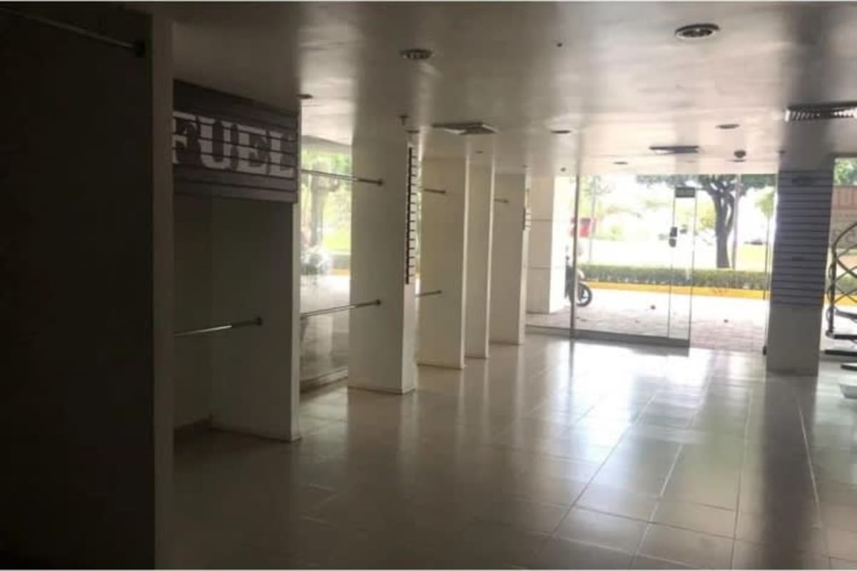 Unoccupied indoor retail commercial space tiled floors glass front for lease PH H2O Panama