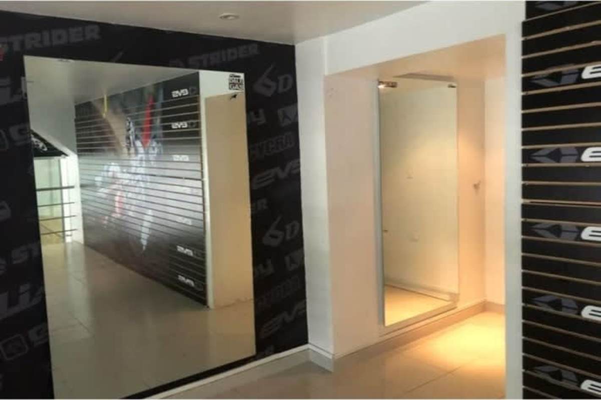 Corner retail commercial unit with spiral staircase and glass storefront PH H2O Avenida Balboa Panama City