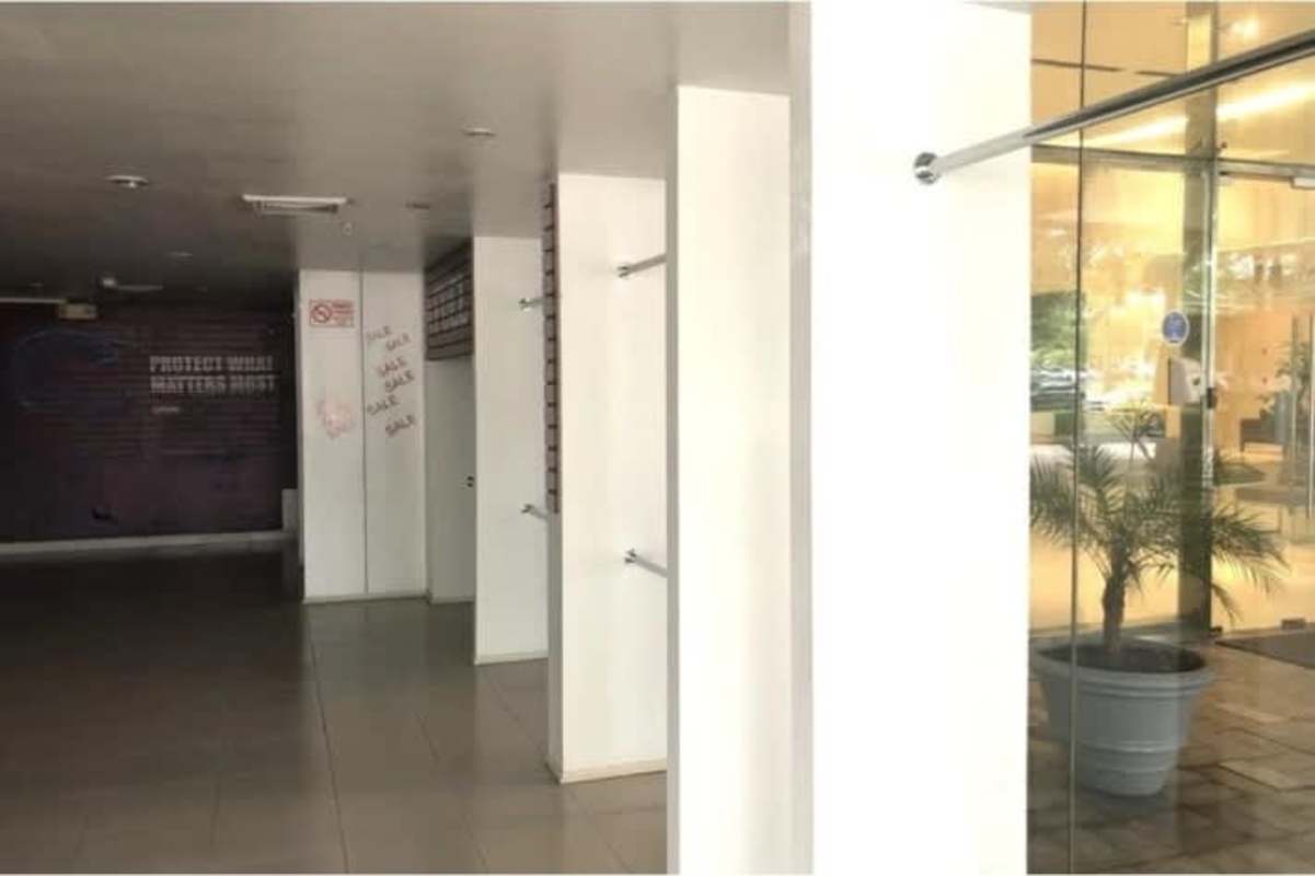 Glass entrance door and display racks retail unit PH H2O Panama City for rent