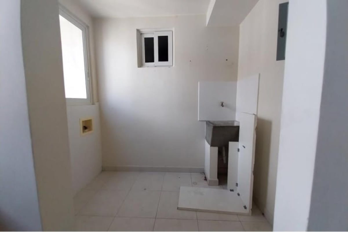 L-shaped modern kitchen with granite countertops in PH Versalles II Panama City