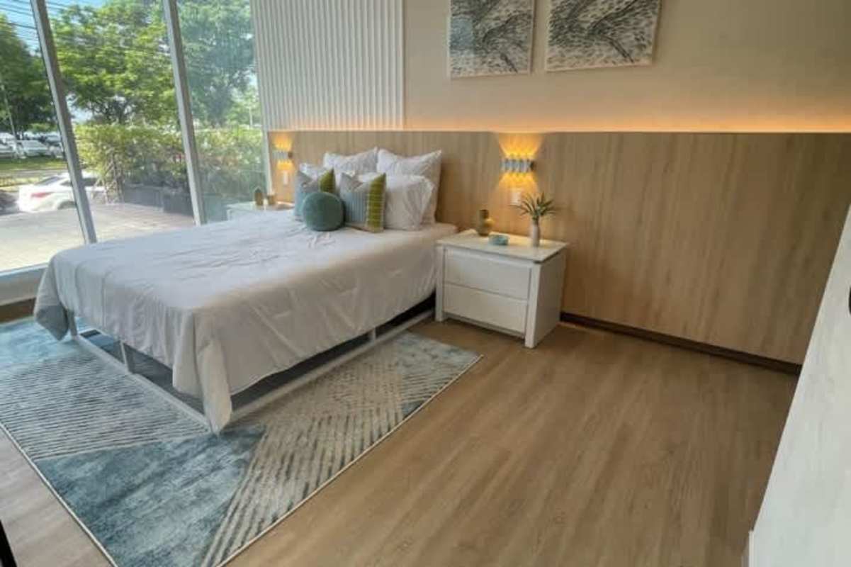 Open concept living and dining room with large windows PH BICSA Avenida Balboa Panama