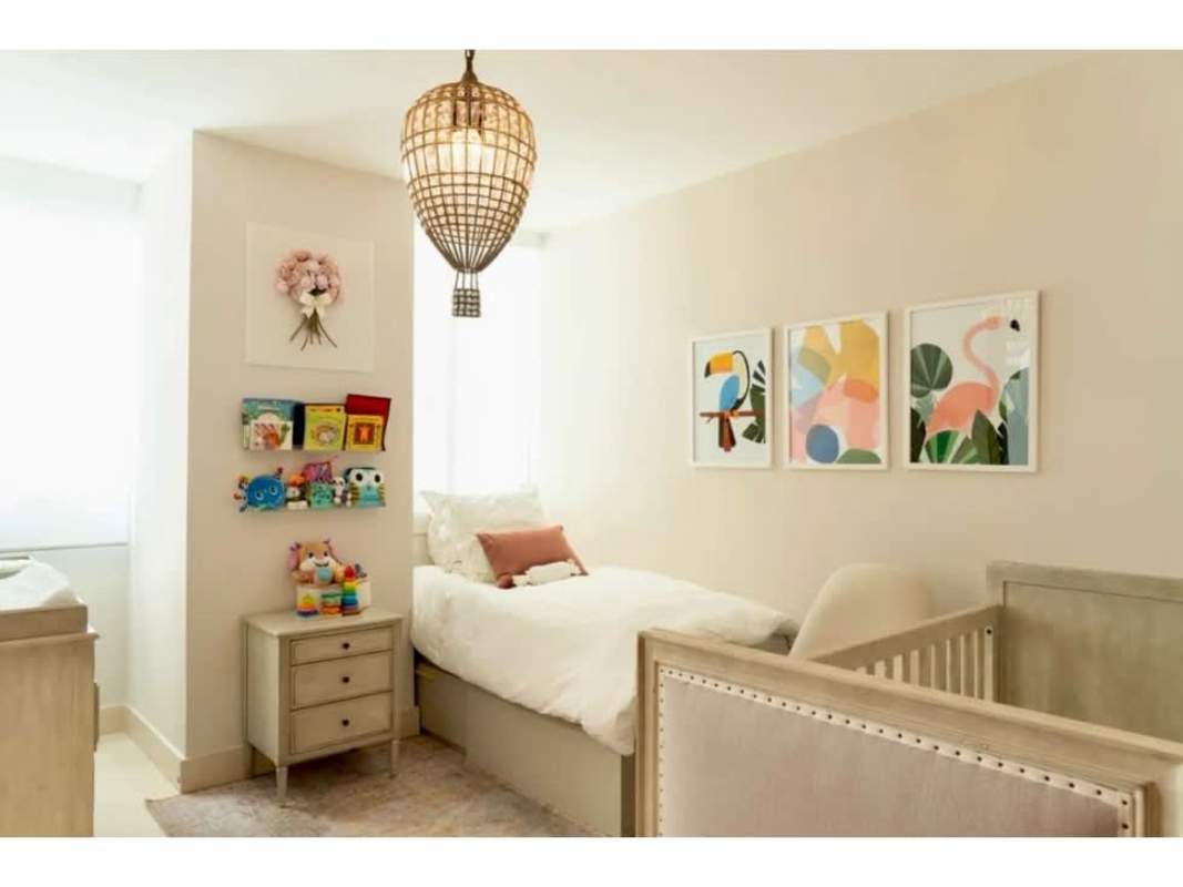 Bright kids bedroom with twin beds and bay window in PH Ocean View Panama
