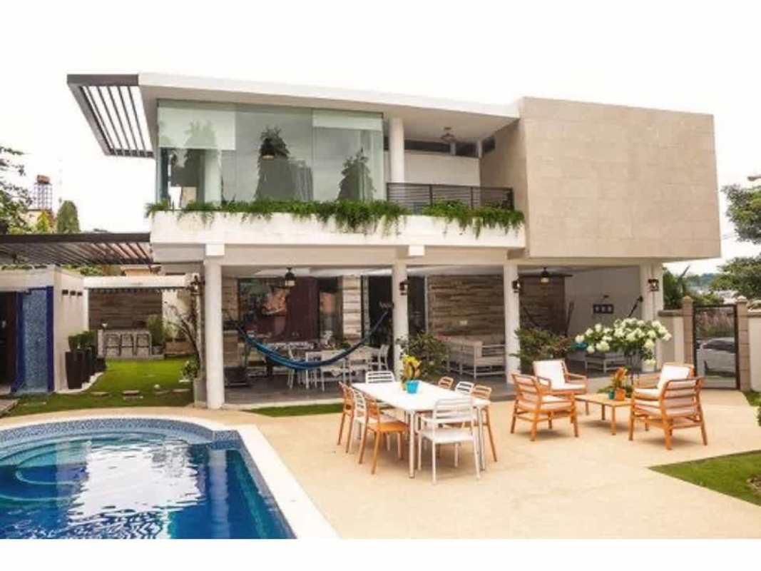 Corner Luxury House with Pool & Balcony in Altos de Panamá