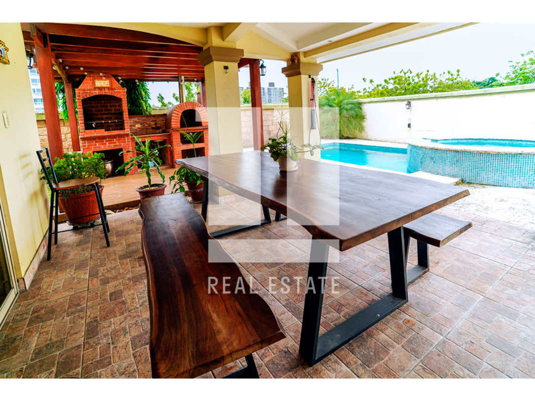 Kitchen with Silestone counters, wood cabinets, stainless appliances in Altos de Panamá house for sale