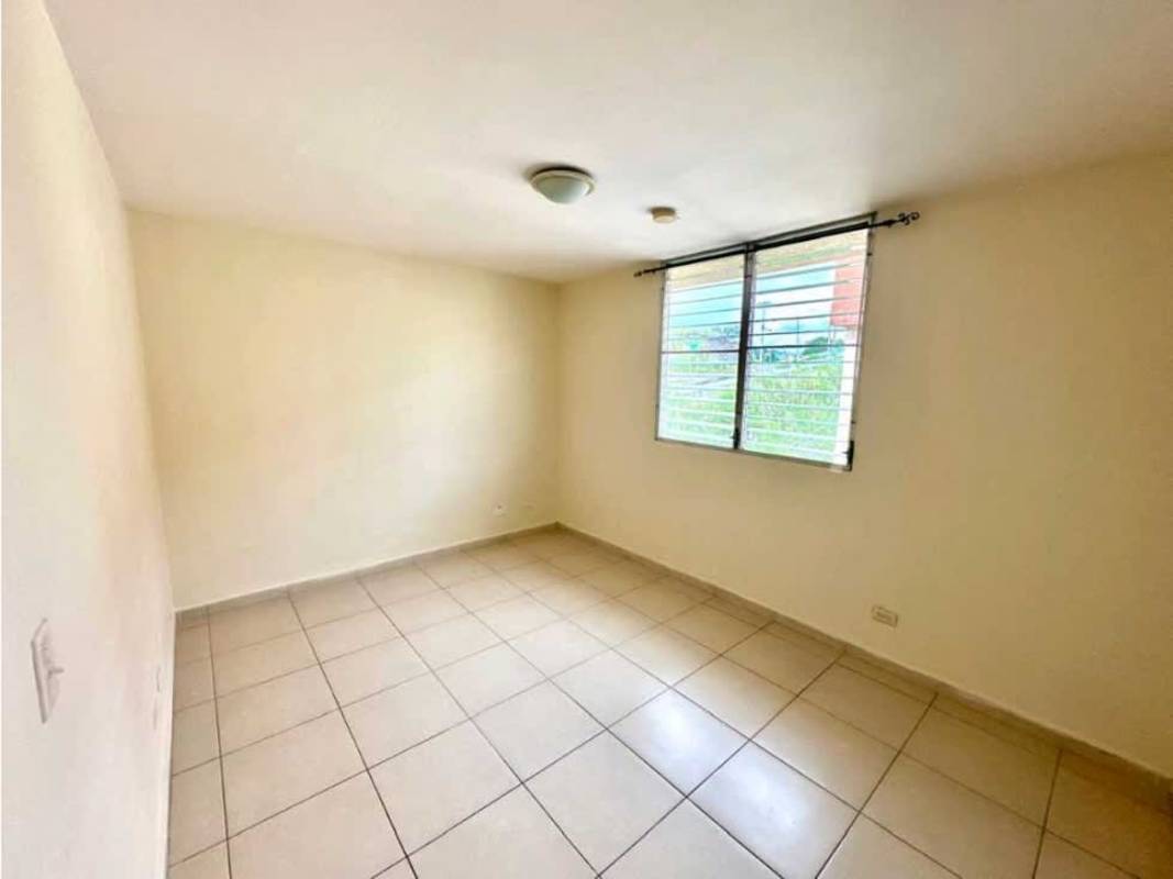 Bright bedroom with windows and ceramic flooring in PH Mallorca Park Village Los Andes Panama