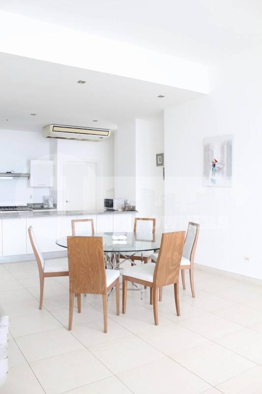 Large bedroom with ocean view windows, furnished, built-in closets – luxury apartment Avenida Balboa Panama