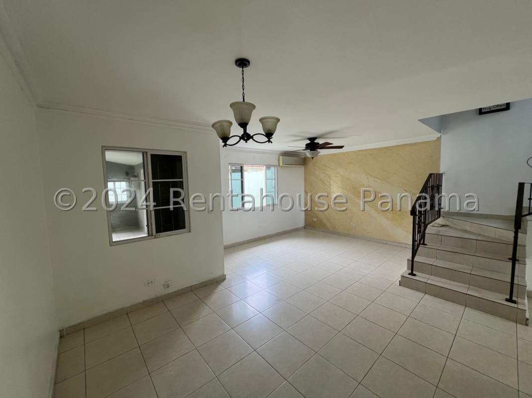 Master bedroom with AC, built-in closet en-suite bathroom house Villa Lucre Panama