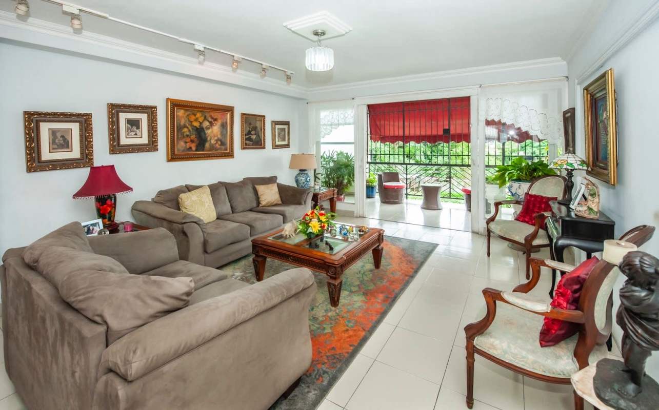 Traditional living room with balcony, glass doors, sofa set at PH Majurova Via Argentina Panama