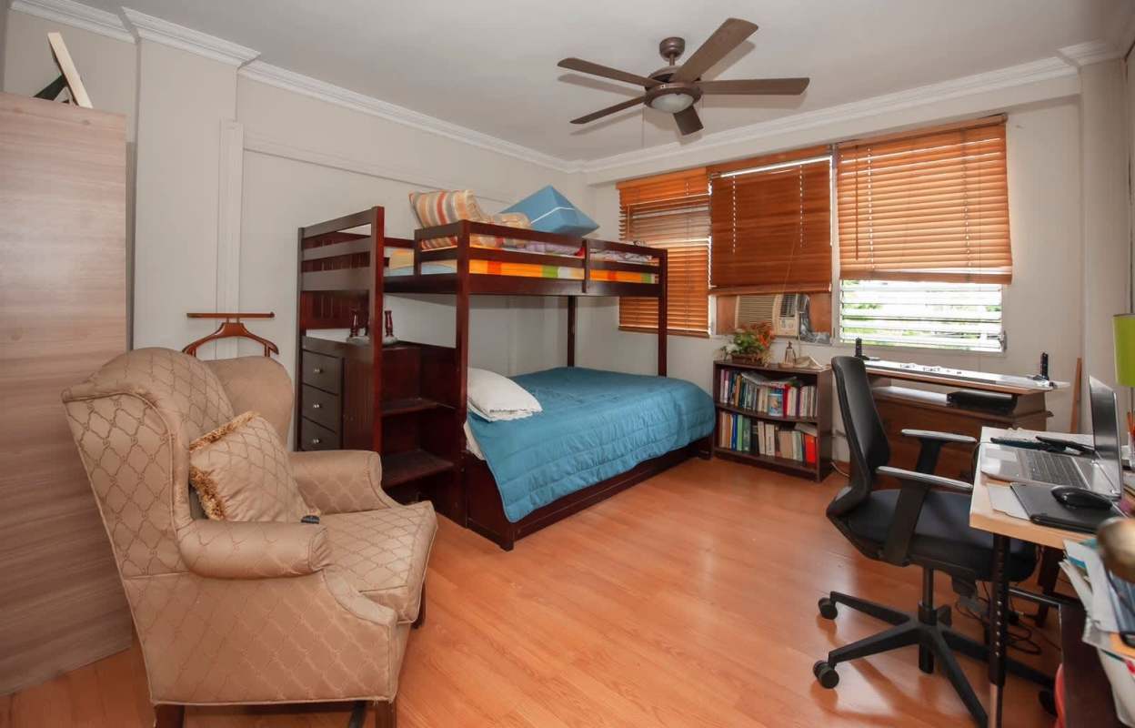Bedroom with bunkbed, study desk, wooden floors, air conditioning at PH Majurova Panama