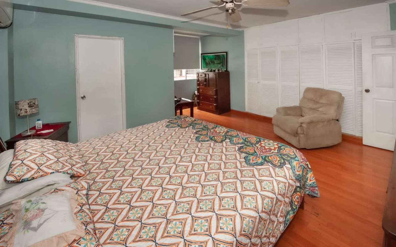 Traditional bedroom with window, blinds, ceiling fan PH Majurova Via Argentina Panama