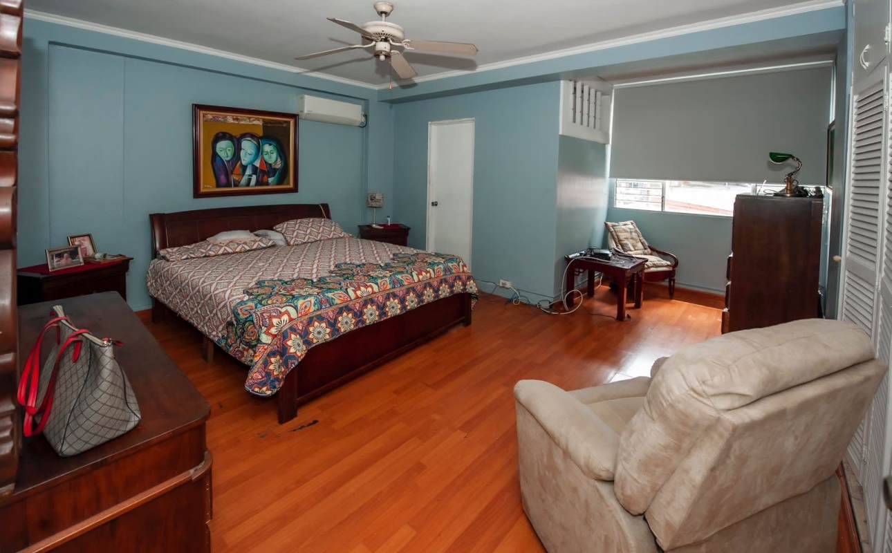 Spacious bedroom with closet, wood floor, ceiling fan PH Majurova Panama