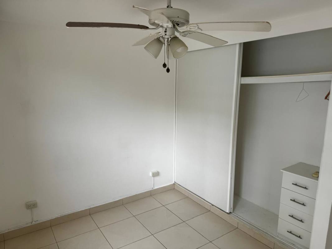 Bedroom with built-in closet, ceramic floor, ceiling fan PH Torres de Toscana Ancón