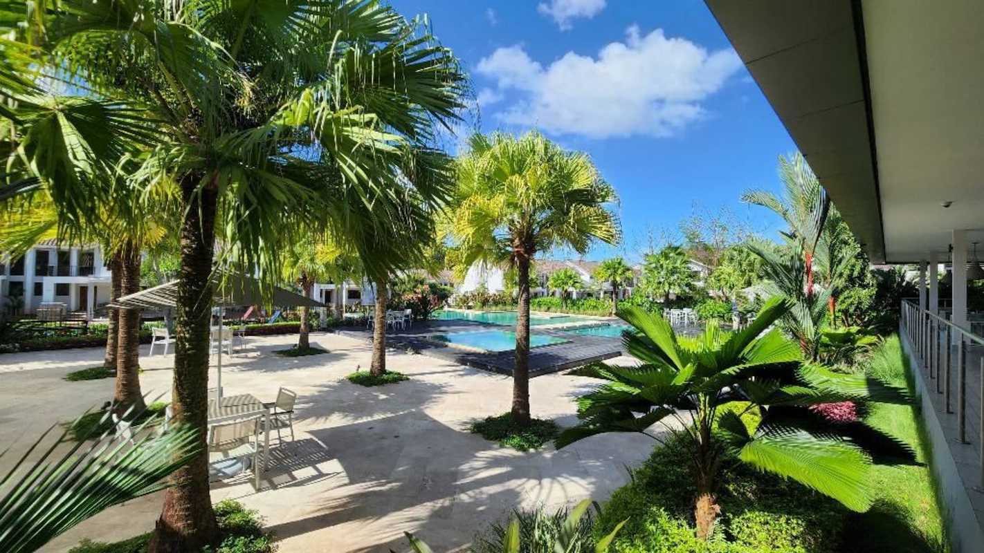 Landscaped garden with pergola and walkway in PH Sierra Nevada Brisas del Golf Panama