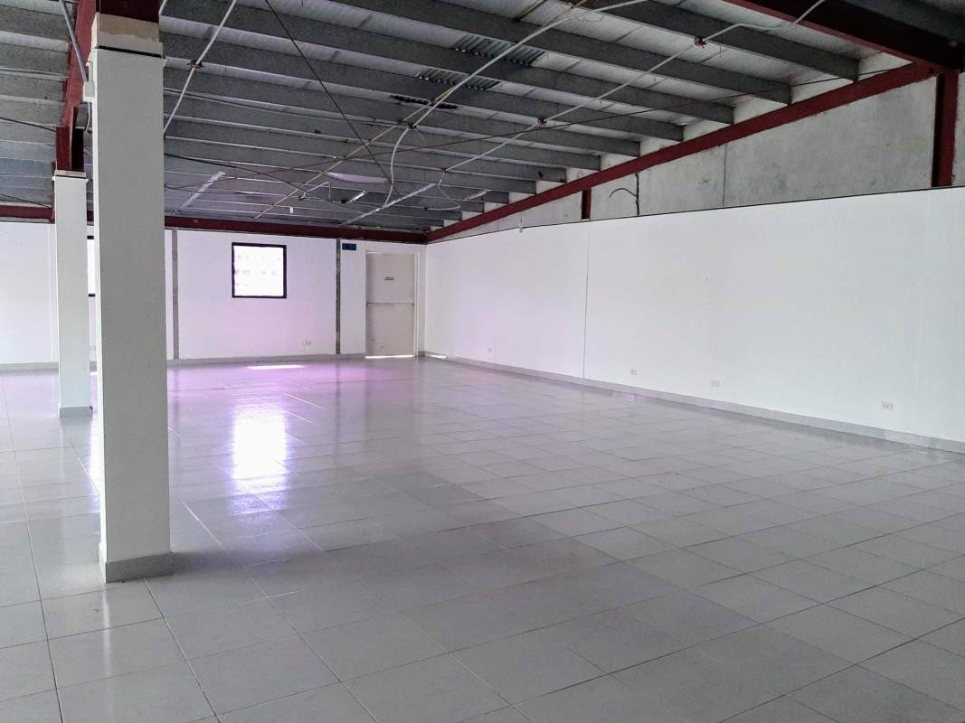 Large industrial open space warehouse interior with exposed ceiling and tiled floor in Albrook, Panama