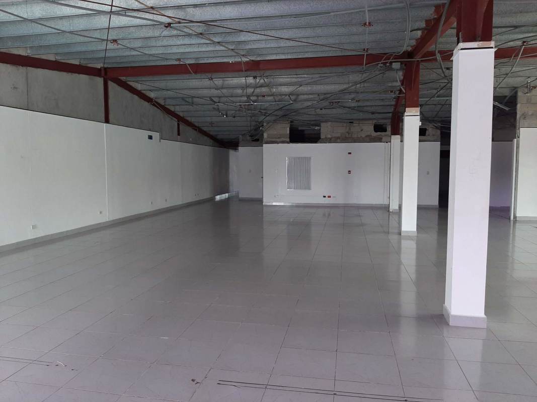 Open-plan commercial interior with exposed ceiling wiring and columns in Albrook, Panama