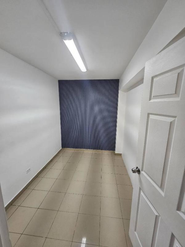 Modern minimalist small room with window blinds and white walls at Plaza El Carmen Panama City