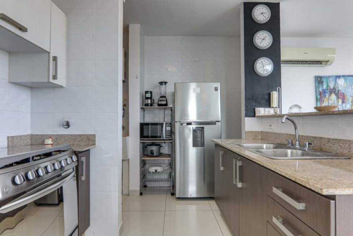 Open loft living room with double-height floor-to-ceiling windows at Park Loft San Francisco Panama