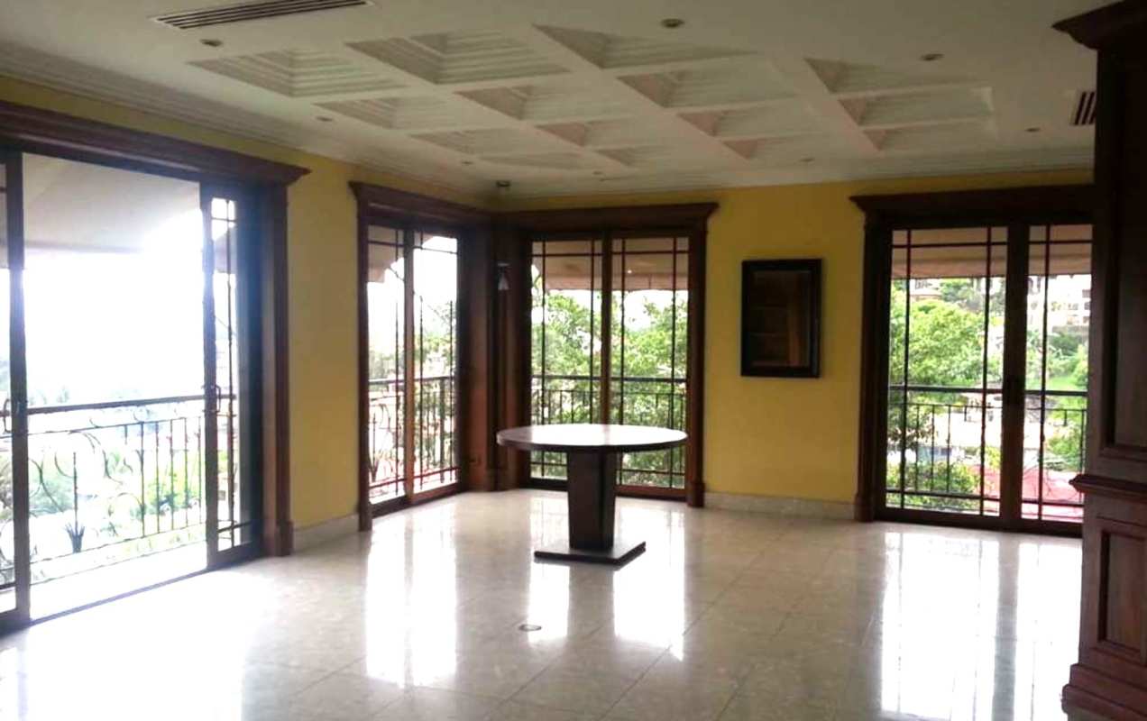 Bright dining area with large glass doors to terrace in PH Torres de Toscana Villa de las Fuentes