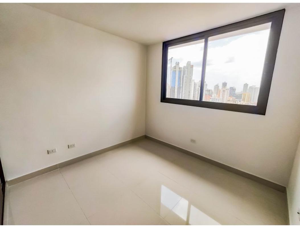 Empty bedroom with ample lighting, ceramic floors, built-in closet, PH Carreras Panama City