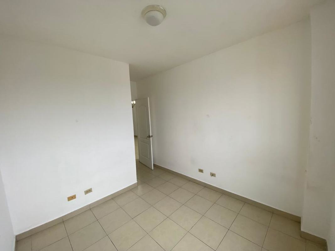 Minimalist bedroom with ceramic floors built-in closet ample lighting PH Valentina El Ingenio Panama City