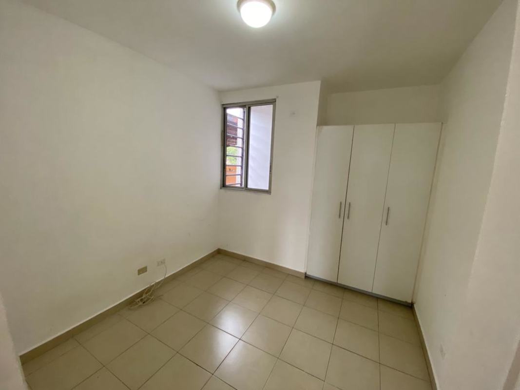 Empty bedroom ceramic tiles built-in closet PH Valentina El Ingenio Panama