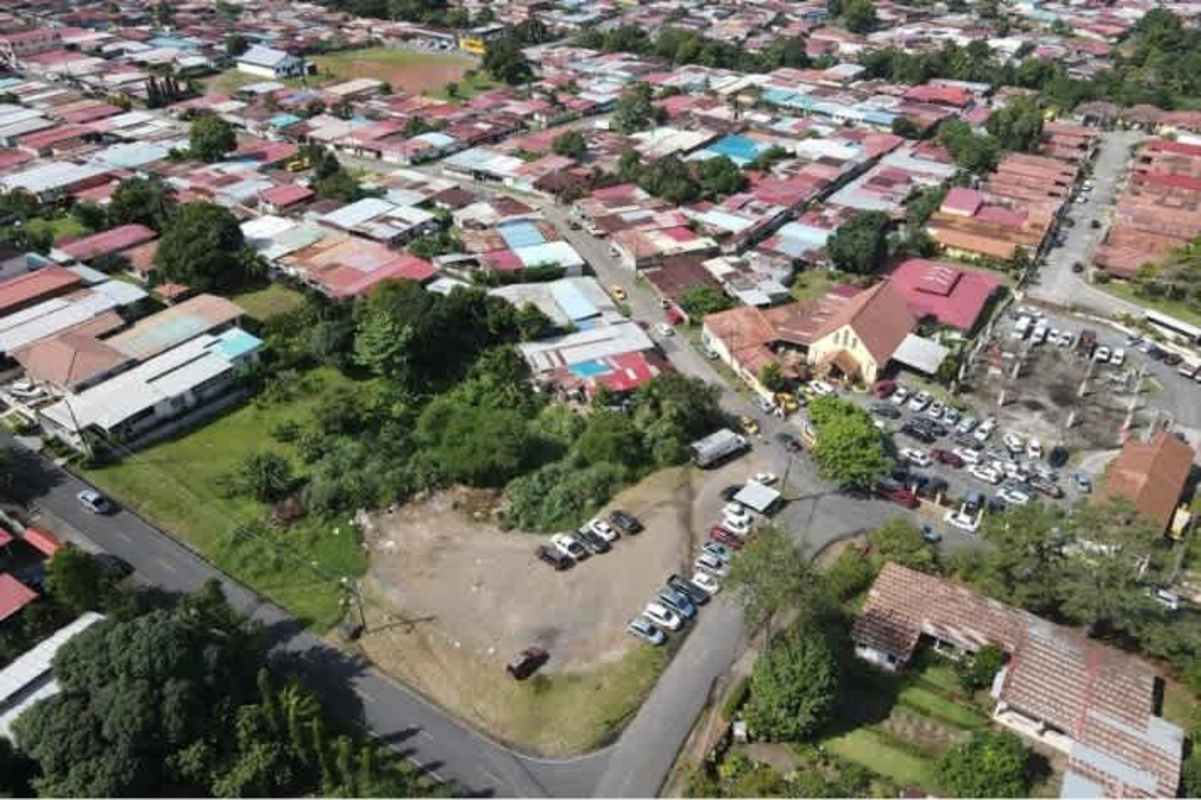 Clustered homes with green areas and vacant lot for sale in Panama City