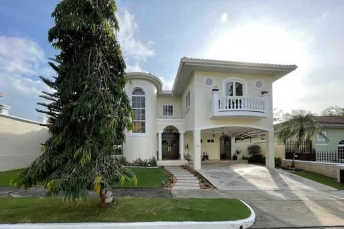 Mediterranean Revival facade with balcony, arches and driveway in Rainforest Villas Betania Panama