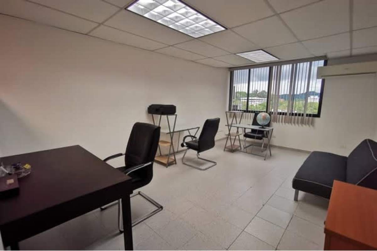 Office with large window, blinds, air conditioning, minimalist design El Cangrejo