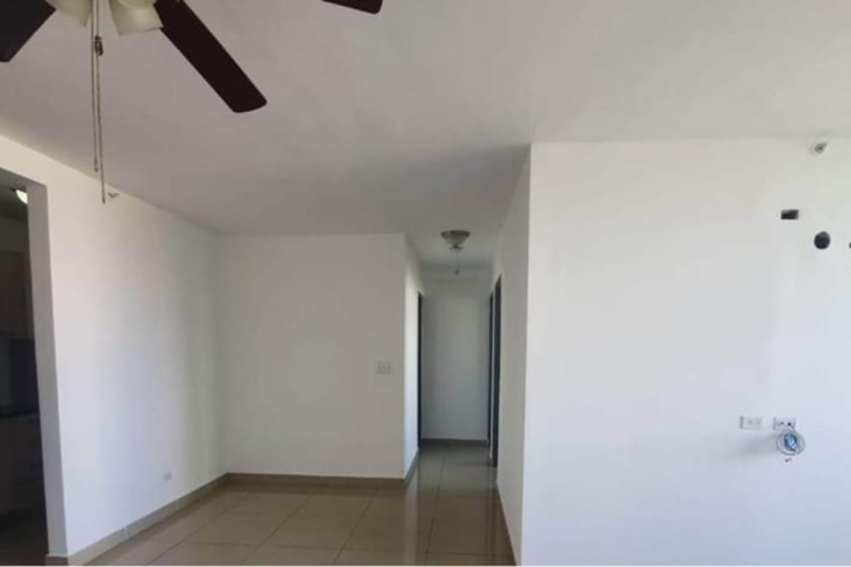 Living room with ceramic tile floor, neutral walls, ceiling fan PH Green Park Betania Panama