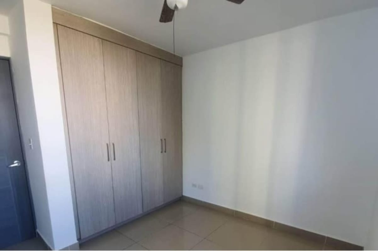 Bedroom with tile floor built-in wardrobe PH Green Park Betania Panama