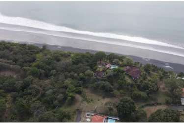 Exclusive luxury residence with private beach frontage and swimming pool in tropical Costa Esmeralda Panama