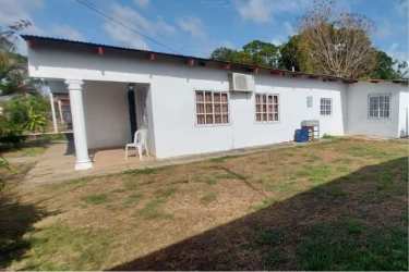 Covered outdoor laundry area with sink and washer in fenced garden Antón Panama