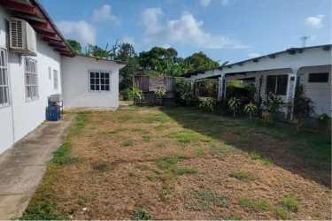 Side exterior with banana trees, garden fence El Ciruelito Coclé