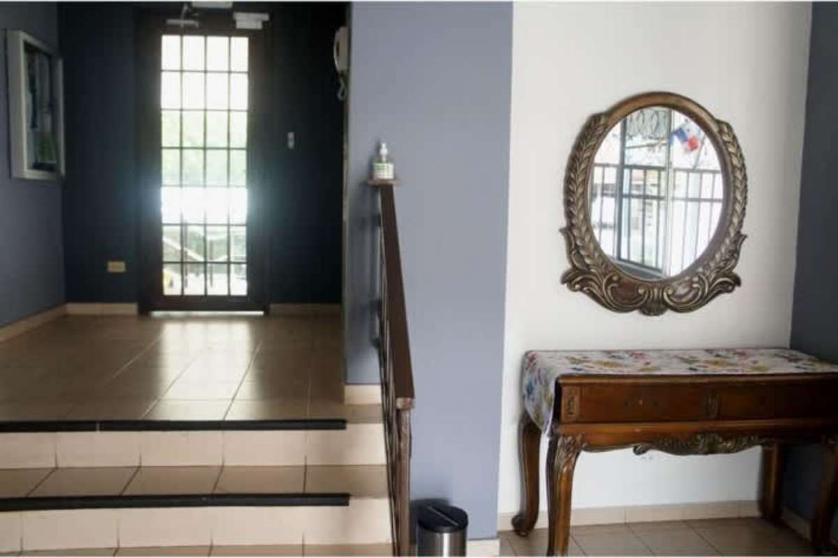 Apartment entryway with tiles and access to living room PH Metro Park View Panama