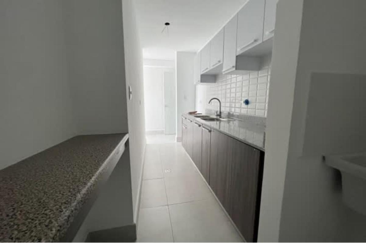 Galley kitchen with granite countertop and backsplash PH Buona Vista Carrasquilla Panama City