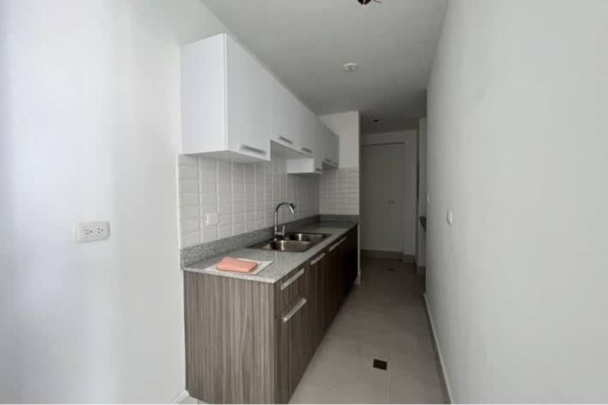 Rooftop swimming pool overlooking skyline in PH Buona Vista Carrasquilla Panama City