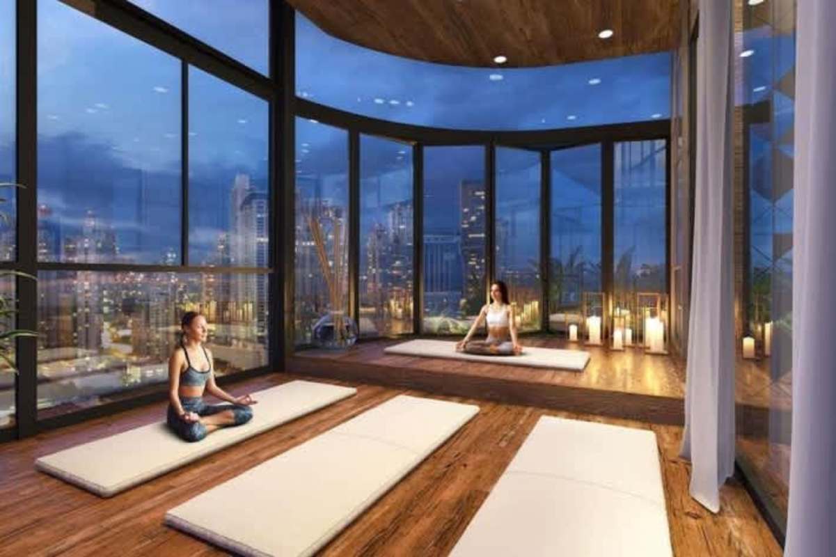 Luxury private plunge pool jacuzzi overlooking city skyline in The Towers Punta Paitilla