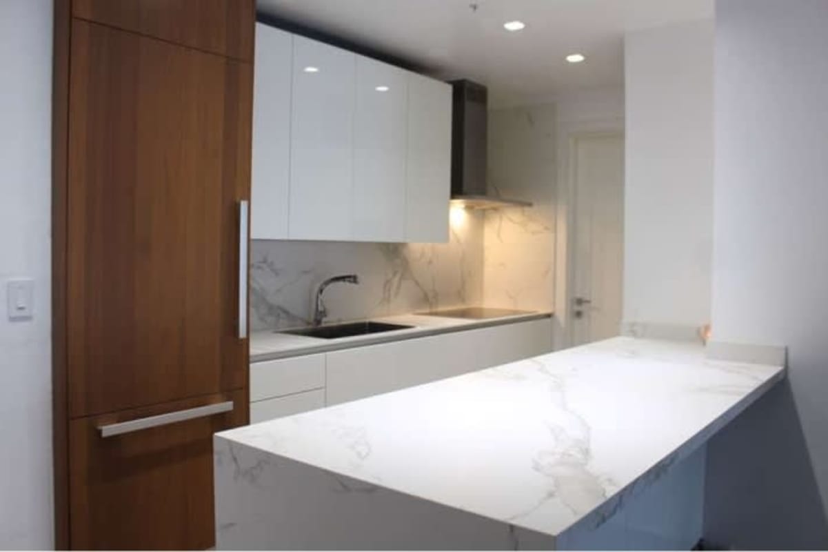 Modern Scavolini kitchen with marble backsplash in PH Yoo Panama