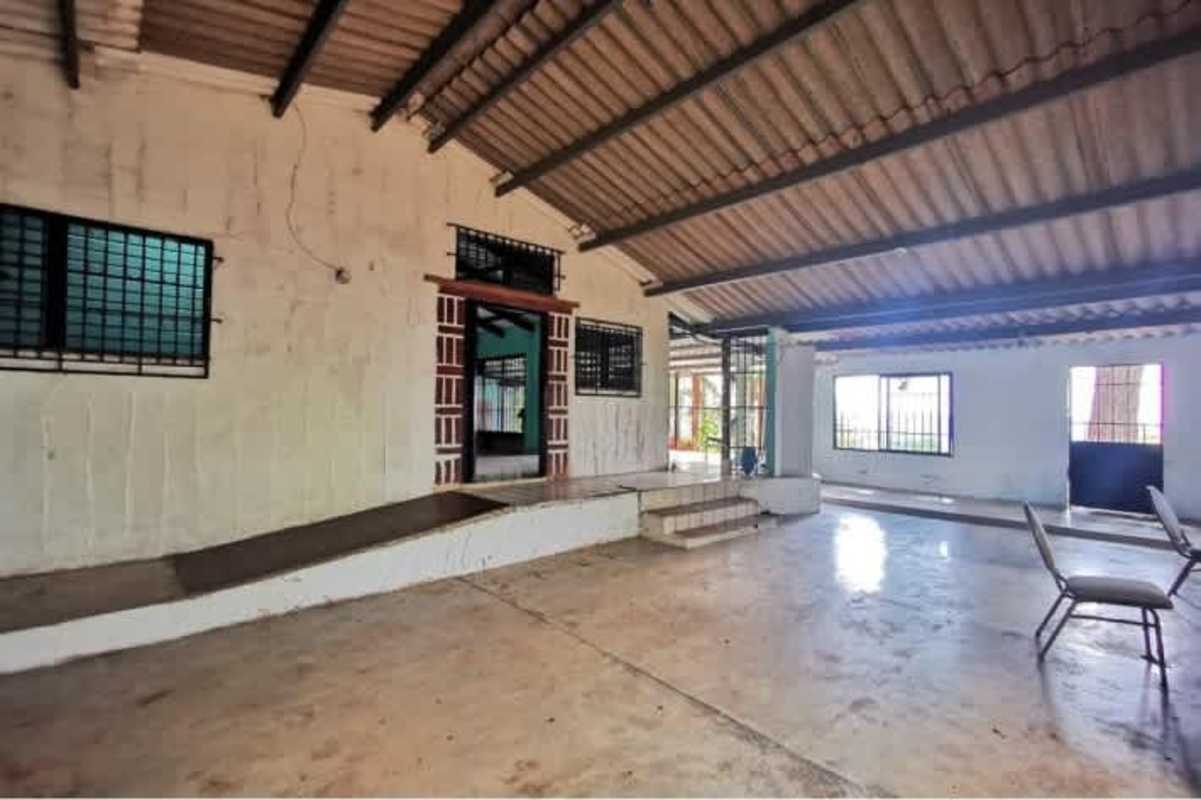 Rustic five-bedroom mountain house with porch terrace and wooded surroundings in Cerro Azul Panama